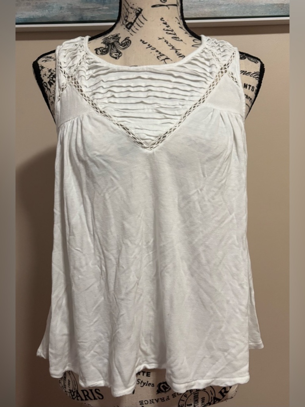 Oniell women’s white tank size Lg